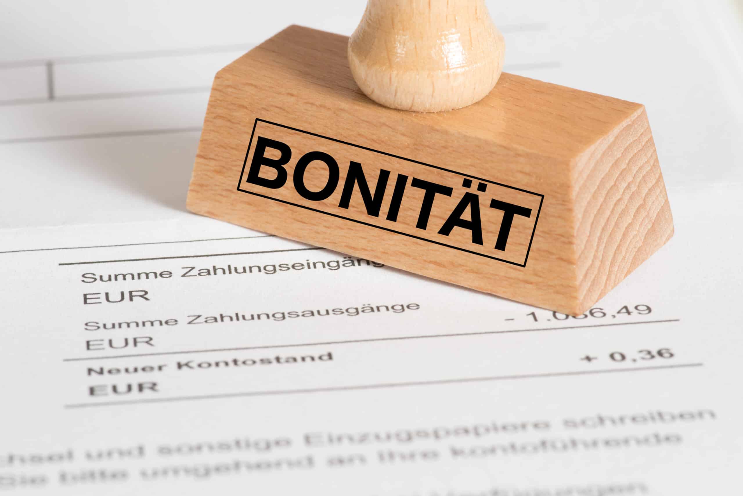 Bonität: Stempel auf einem Kontoauszug Holzstempel mit der Aufschrift Bonität auf einem Kontoauszug mit Zahlungseingängen und Kontostand
