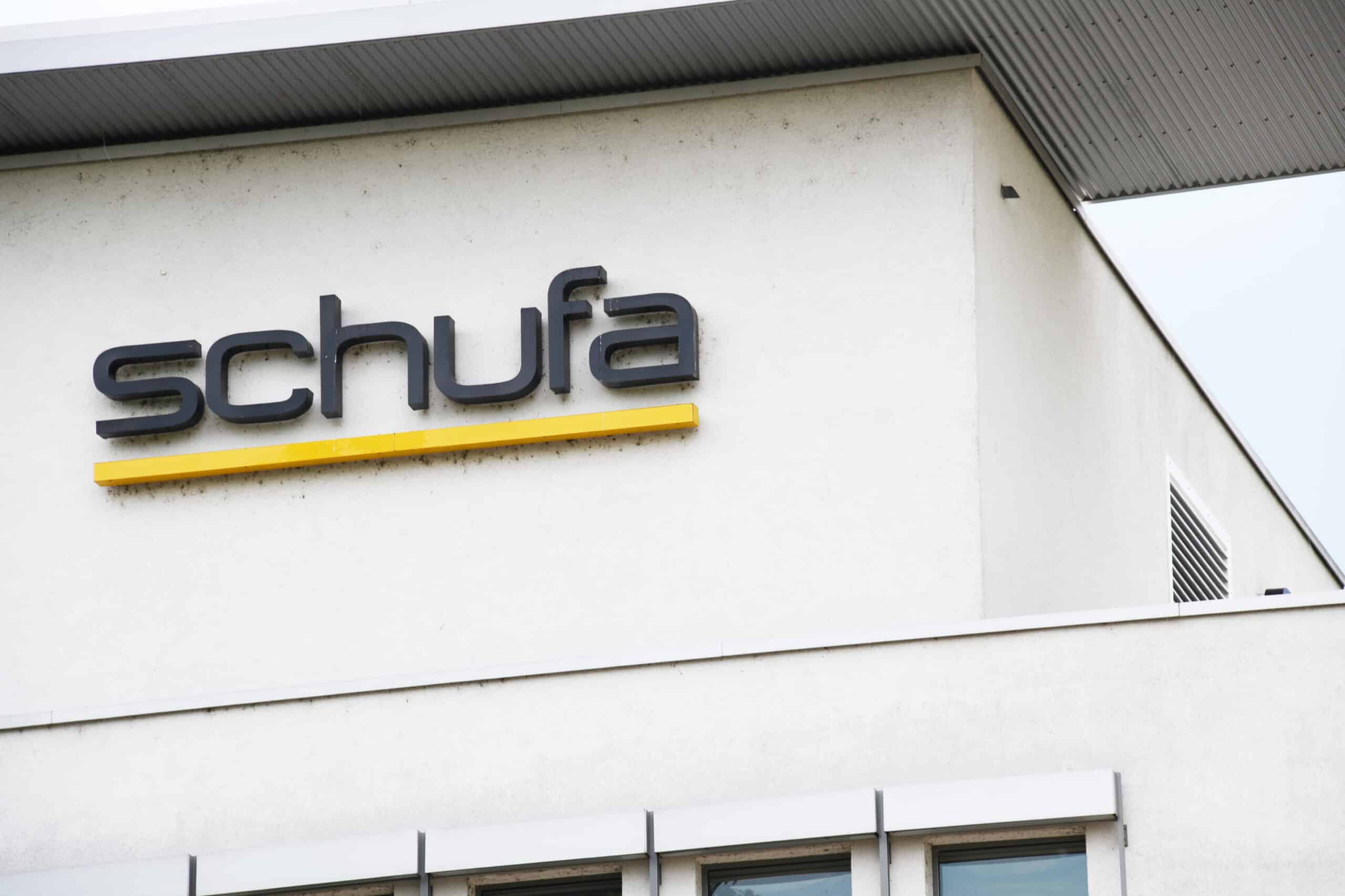 SCHUFA-Urteil 2026: Auskunftspflicht zur Scoreberechnung SCHUFA-Logo an der Fassade eines Unternehmensgebäudes. Das BGH-Urteil 2026 behandelt die Auskunftspflicht bei der Scoreberechnung.
