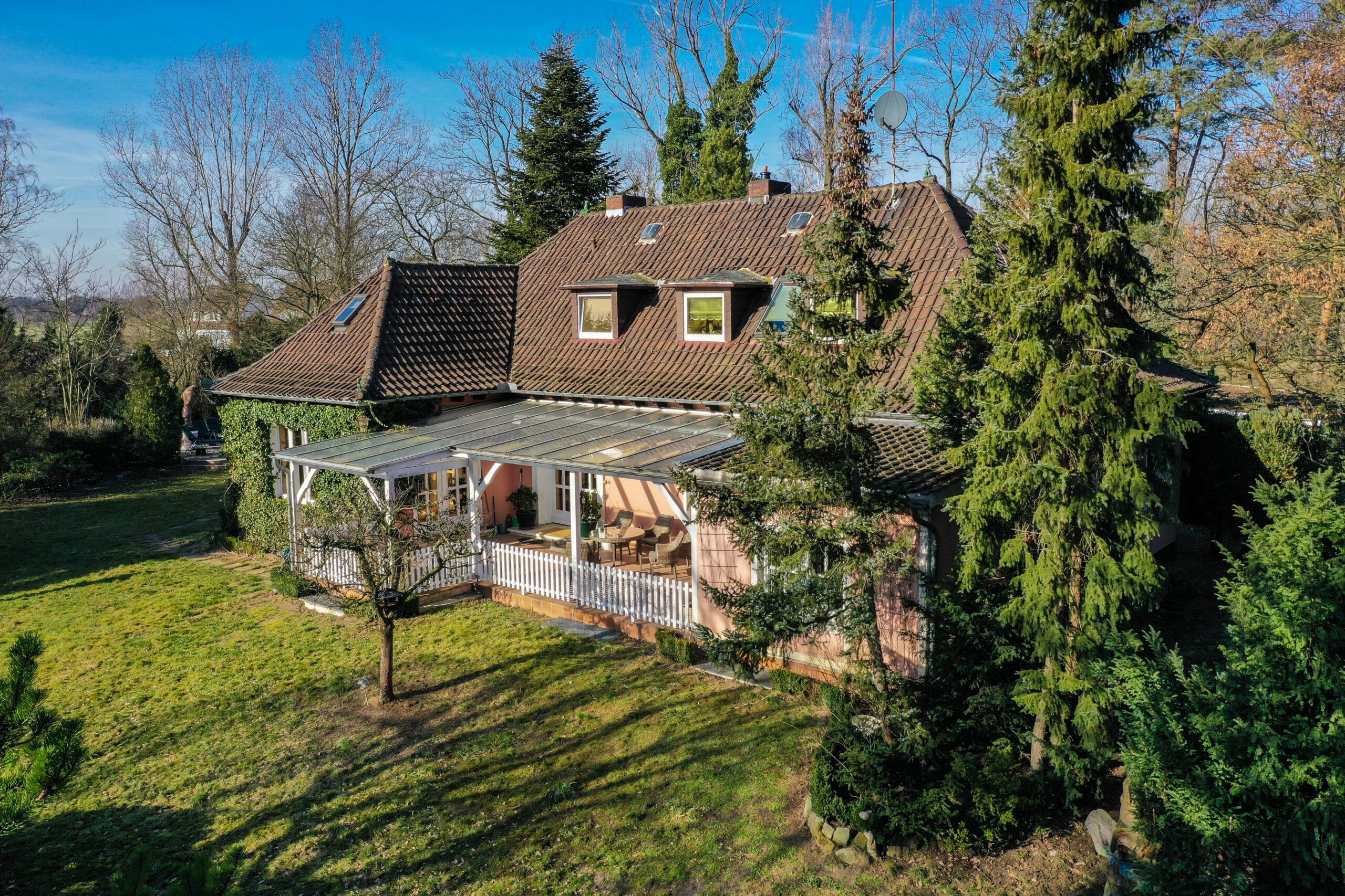 Zwangsversteigerung: älteres Objekt mit Sanierungsbedarf Älteres Landhaus mit großem Grundstück, überdachter Terrasse und altem Baumbestand aus der Vogelperspektive